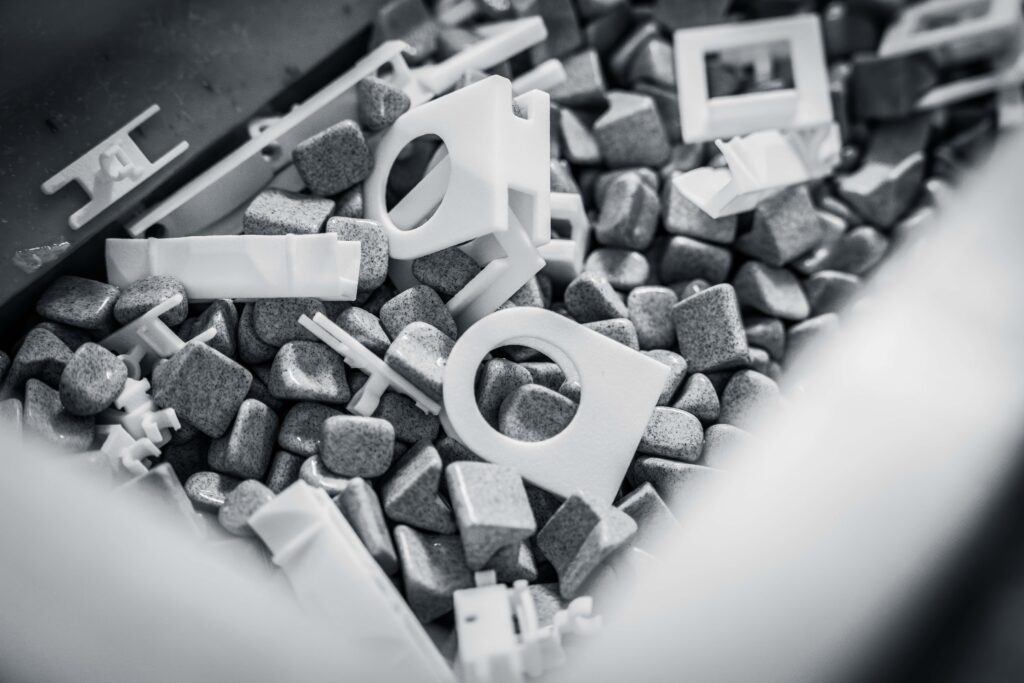 SLS 3D-Druck Bauteile werden in einer Gleitschleifmaschine geglättet.