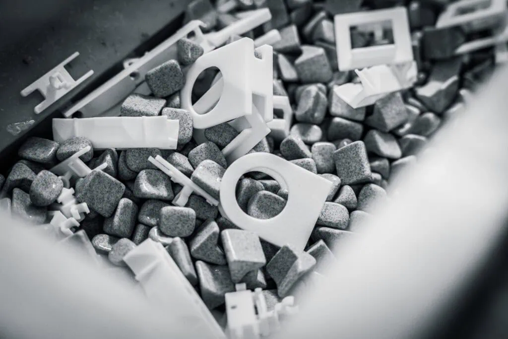 SLS 3D-Druck Bauteile werden in einer Gleitschleifmaschine geglättet.