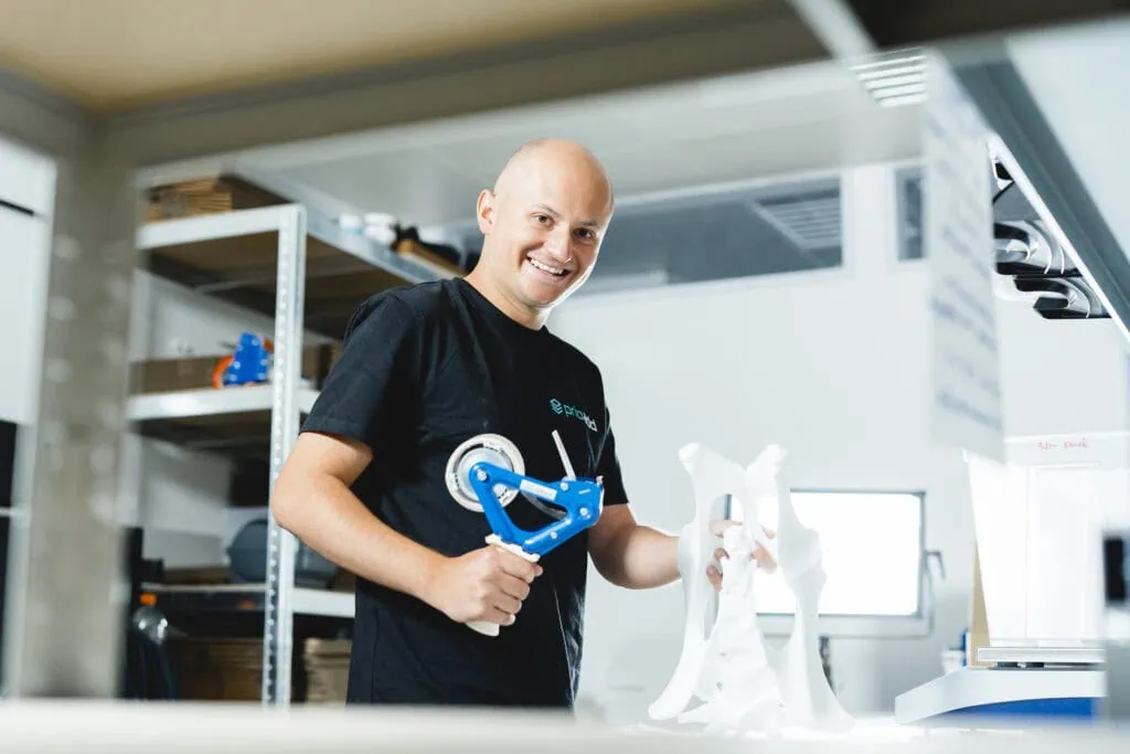 Un composant d’impression 3D SLS est emballé en toute sécurité pour l’expédition.